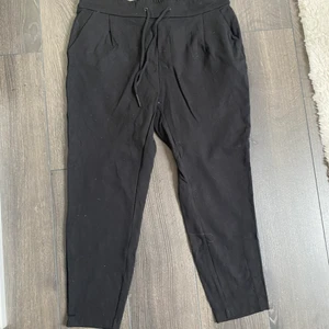 Kostymbyxor från VeroModa  - Stretchiga, passar den som brukar ha S