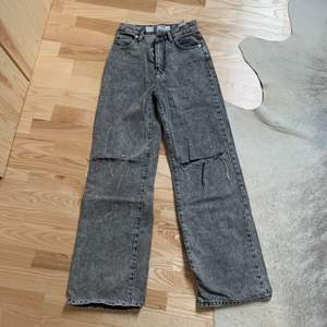 Jätte snygga gråaktiga jeans från bersha. 90’s modell och vidare ben. Har klippt slitningarna själv! Använda två gånger💕