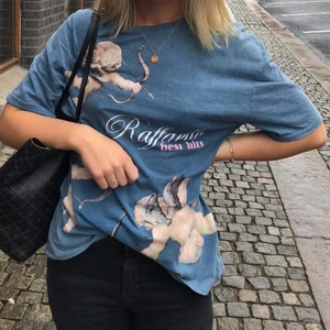 T-shirt!  - Säljer denna älskade t-shirt! Så fina färger o snyggt motiv som man kan välja att ha fram eller bak (baksidan är helt blå) beronde på vad man känner för! Använd men ser inget märkbart slitage 