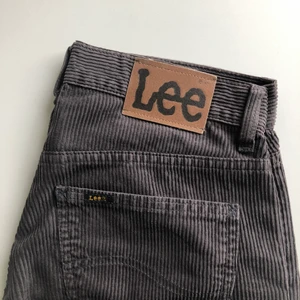 Lee bootcut manchester - Mörkbruna manchesters från Lee i bootcut/flare-modell. Stretch, snyggt åtsittande fram OCH bak, långa, allt jag önskade i ett par brallor. För små</3 För snygga<3