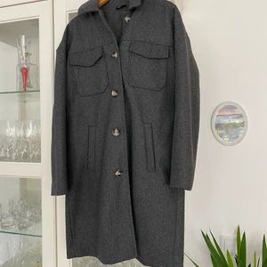 Grå shacket/kappa strl. M - Perfekt jacka till hösten. Använd vid ett fåtal tillfällen, som ny! Från veromoda ❤️ 