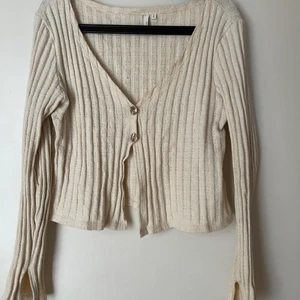 Topp från Nelly  - En ljus beige topp från Nelly storlek L. Knappt använd, två knappar och slits längst ner på armen. 💓