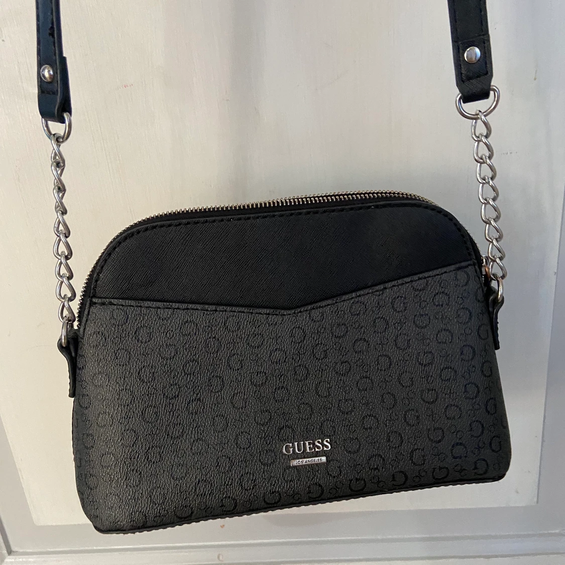 Guess väska med långt band