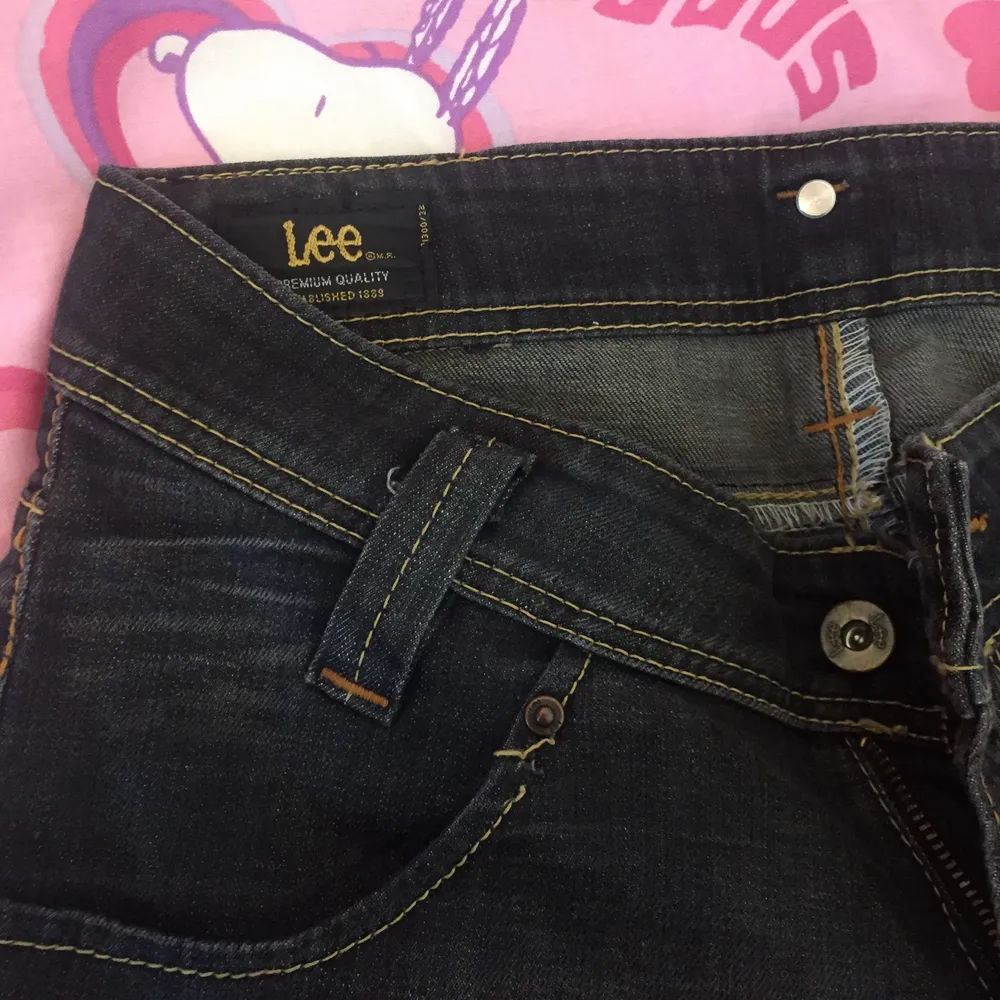 As kattiga lågmidjade Lee lee jeans som svänger ut längst ner, säljer endast dessa för att de dessa de tyvärr är för små för mig:/ kan mötas upp i Stockholm.. Jeans & Byxor.