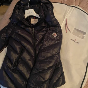Moncler Jacka - Säljer min mörk blåa moncler jacka, som är köpt förra året från nk:s barnavdelning. Den är från 14 år men passar lika bra xs som s. Väldigt bra kvalite på jackan, inga hål eller fläckar. Om du vill ha mer bilder, skriv till mig så skickar jag! Den är såklart äkta:) köpte den för 6800kr.
