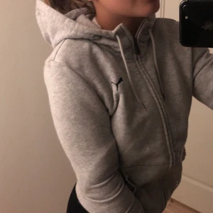 Puma zip hoodie - Använder inte längre. Tycker den är stor i storleken så motsvarar väl egentligen en S. Rätt tunn