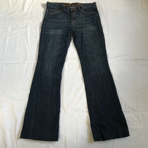 jeans i strl 38 - Snygga lågmidjade jeans i strl 38 från märket active wear. Mörkblå tvätt. Bra skick, inga slitningar förrutom längst ned på benen. midja: 80cm innerbenslängd: 78cm vidd på benen längst ner: 23x2cm grenen:23cm. Kan skicka fler bilder eller mått vid begäran. Om fler är intresserade blir det budgivning. Kolla gärna in mina andra annonser, samfraktar gärna🐅