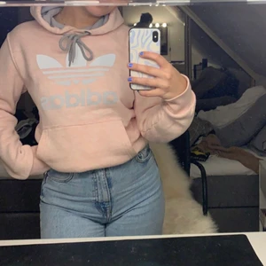 Adidas hoodie  - Fin adidas hoodie som är lite för liten för mig💕