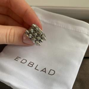 Säljer nu min älskade nit ring från Edblad i str 18,5 mm då den tyvärr inte längre kommer till användning. Kan frakta och mötas upp, frakten ingår i priset! Vid frågor eller funderingar är det bara att skriva! 💗 vid hög efterfrågan startar jag budgivning. Eller köp direkt för 500kr❤️