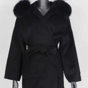 Pälskappa  - Säljer min super snygga kappa med äkta päls. Köpte den förra vintern och är nästan helt oanvänd. Använt den 3-4 gånger så den ser helt ny ut. Dock har öglan på ena sidan som bandet sitter i släppt men man kan fof knyta bandet runt sig så det är inget som märks tydligt. St S på den men skulle säga att den även funkar som en M. Säljer för 1500 + frakt men vid snabb affär kan priset absolut diskuteras!💗💗