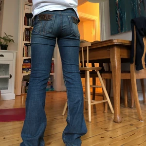 Miss Sixty jeans  - Världens coolaste jeans från miss sixty med fina detaljer på fickorna🤩❤️  midjemåttet: ca79cm innerbenslängden: ca 80cm Långa på mig som är 160cm