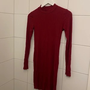 Klänning - Klänning jag har i 2 år aldrig andvänt och bara dragits med, passar väldigt bra till jul