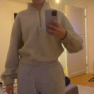Fluffig tröja - En jätte mysig och varm tröja med en dragkedja vid kragen från Gina tricot som jag säljer för den inte används längre, de är en liten fläck på den men den syns inte så mycket annars är den fin och i ganska bra skick😌