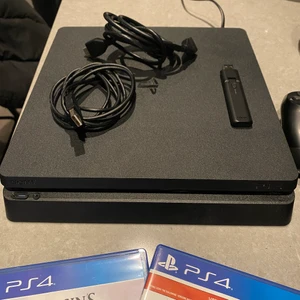 PS4 - Allt på bilden inkl tre konsoller 