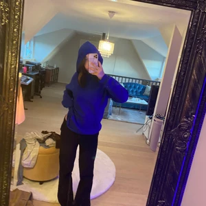 Blå hoodie - Säljer denna fina blå mysiga hoodie. Använd några fåtal gången. Men inte sliten eller smutsig någon stans❤️den är storlek L men lite liten i storlek så den passar igenkligen alla som är från xxs-xl