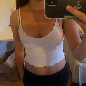 Brandy Melville linne - Säljer ett likadant linne fast i blått! Ett vitt linne från brandy med söta deltaljer i kanterna🙌🙌🙌💘💘💘