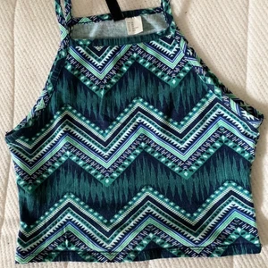 Grön Topp XS - Denna mönstriga topp säljer jag för 60kr + frakt om vi inte möts upp i Eskilstuna! Den är i storlek XS :)