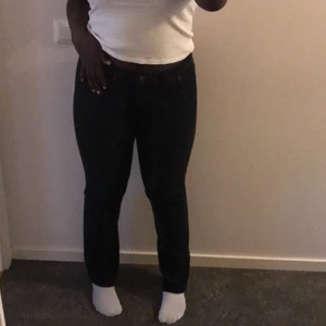 Jeans - Ett par svarta straight jeans i storlek 34/32💕 Säljer eftersom dom har blivit lite små och nästan aldrig använt💖 Kontakta gärna ifall intresserad 