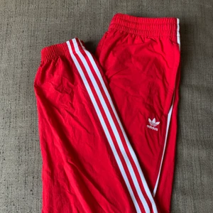 Adidas Lock Up Track Pants  - Tunna track pants från Adidas i rött. Storlek S. Jag är 170cm och byxorna sitter som på andra bilden. Knappt använda. Du står för frakten 🍂