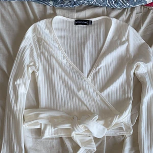 Vit topp - Vitt fest tröja med band man knyter i midjan, bra skick från prettylittlethings. Storlek S💕