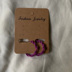 Öronhängen  - Öronhängen lila kostar 15kr plus frakt 11kr så tillsammans 26kr 🦋💞💕 man får såklart frakt bevis 