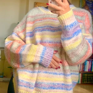 Vintage oversized sweater - Cute sweater. In picture a S is wearing it. Fits all sizes since Its oversized. Price can be discussed 