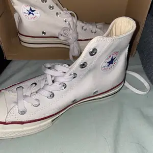 Helt oanvända vita converse passade inte mig och de är helt oanvända i förpackningen, klassiska höga converse priset kan diskuteras vid snabb affär