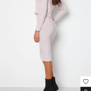 Beige/rosa klänning  - Säljer nu denna superfina klänningen från bubbleroom som endast är använd 1 gång! Superfin klänning att ha både till vardags och fest.🤩 Skönaste klänningen jag någonsin testat? Snygg samtidigt som sjukt mysig! Nypris är 429kr men jag tänker mig 250kr eller bud!!✨✨✨