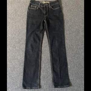 Ett par skit snygga mid Rise jeans som är straight leg, köpta på secondhand men pris lapp fanns kvar på jeansen då. Använda fåtal gånger då de redan var för små när jag köpte dom, jag är 167 och passar perfekt i längden för mig då, jag har väldigt långa ben för att vara 167 så skulle passa jättebra med folk som är längre också!!