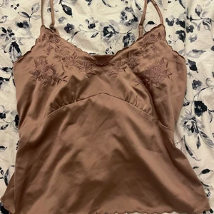 Zara satin linne/ topp - Super fint satin linne i färgen champagne rosa i storlek S från zara som inte finns att köpa längre🤍