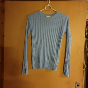 Ljusblå tröja med detaljer på armar - Ljusblå vacker stickad tröja med vackra detaljer på armarna,stl xs