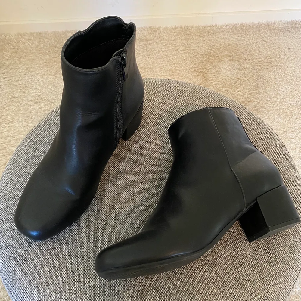  hej! Säljer ett par jättefina svarta boots / kängor. De har även en liten klack. Jättefint skick de är i storlek 39💖💖. Skor.