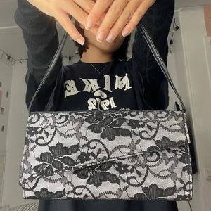 Axelväska - Jätte gullig svart spets axelväska i jätte bra skick! Köpt på second hand för 99kr för ca ett år sedan men använder den tyvär inte så ofta. Hör gärna av dig vid frågor:)