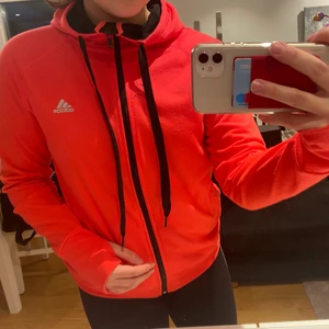 Kofta adidas  - En jättefin kofta från adidas, färgen gör sig inte rättvisa på bilden och är i verkligheten mer korallfärgad. Adidasmärket är i reflex. 