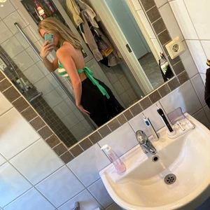 Strl: XS/S - Säljer denna snygga randiga festtopp från Zara💕. Den är oanvänd och köptes i somras☀️. Frakten betalas av köparen, kontakta mig vid intresse❤️🥰