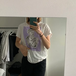 Tshirt - Snygg T-shirt från Monki i skönt, lite tunnare material ☺️