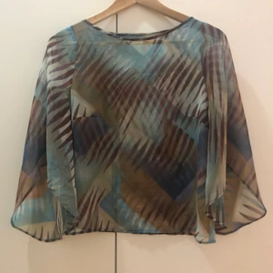 Topp mycket lätt transparent  - vacker topp med mönster grönt blått och brunt.  ärmarna är breda