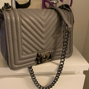 Väska  - As fin väska som jag tyvärr säljer då jag inte använder den längre! 