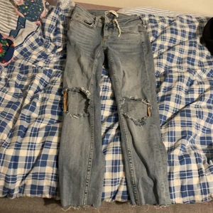 Gina skinny jeans med hål - aldrig använda, dom ser lite skrynkliga ut och pris lappen är av men det var pga att dom råkade följa med i tvätten. De är sjukt tajta och fööör korta för mig tyvärr så har aldrig använt dom! Dom är i storlek 24 och väldigt korta. Är 157cm lång och de passar inte mig i längden heller så keep that in mind. Men dom är sjukt fina, hoppas någon kan få en användning utav dom :) skriv till mig privat så kan vi diskutera prissänkning.