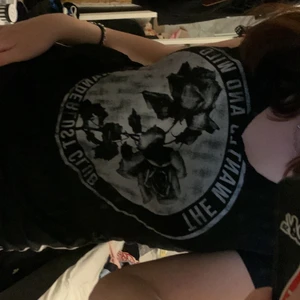 Svart tshirt med tryck - Svart T-shirt i bra skick (aldrig använd) [40kr+frakt]