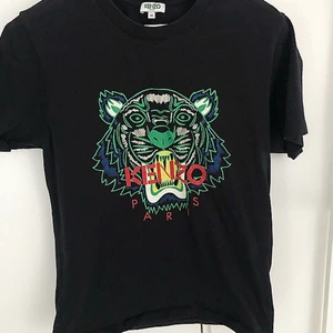Kenzo t-shirt  - Säljer denna fina Kenzo t-shirten i storlek M. Använd men trycket är fint och den svarta färgen är inte urtvättad då jag tvättat den ut och in. Denna stryks om man vill innan den säljs🤍