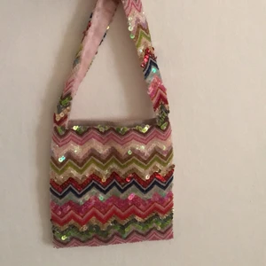 90-tals väska - En liten väska från 90-talet! Man kan endå lägga många saker i den🤩 