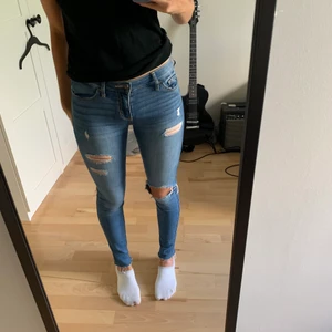 Jeans hollister - Ett par lågmidjade jeans från hollister, köpta i usa för ca 3 år sedan. Bra skick, inte så använda. Köra för ca 550