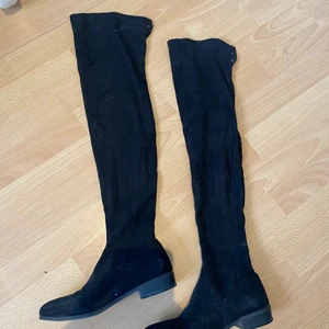 Over Knee Boots - Säljer ett par overknees boots Ifrån Only. De är i fint men använt skick. Har använt de en vinter och den enda nackdelen är att de saknas snören som man drar åt vid knäna. Men det kan man enkelt byta ut mot ett par vanliga skosnören. 150kr eller bud. Nya kostar ca 500/600kr.  Billigare vid snabb affär