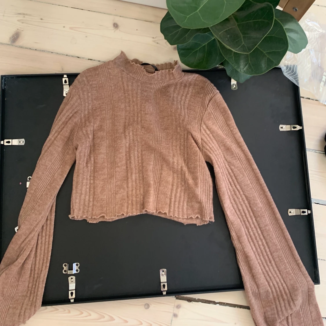 Croppad brun långärmad tröja