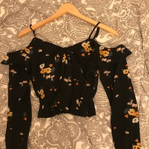 Blommig topp - Storlek XS. 💵10kr+40kr frakt💵