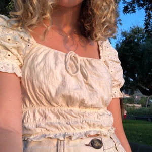 Urban Outfitters Topp - Super gullig sommartopp som matchar till allt 🌼!  Resår i slutet på ärmarna och nederdelen, squared neck och en liten tråd på mitten av urringningen att knyta för syns skull🥰  Stl Xs-S, frakt tillkommer om så önskas