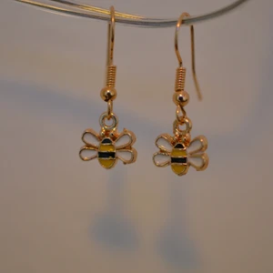 Örhängen bi - Handgjorda. 