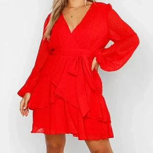 Klänning Boohoo - Köpt för ett år sedan och använd en del gånger under två somrar. Storlek 48. Jag har vanligtvis L i klänningar. Passar främst dig som bär XL men funkar även för dig som bär L! Jag har fått många komplimanger om klänningen ;)