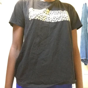 Tröja - En vanlig tröja men leopad text 